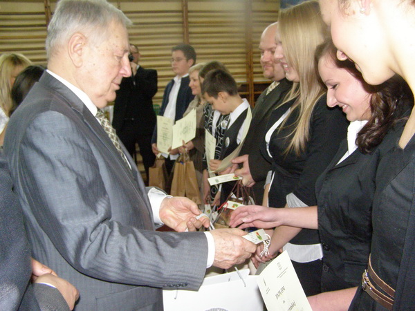 Stanisław Jurkin wręcza dyplomy i nagrody drugiej grupie laureatów.